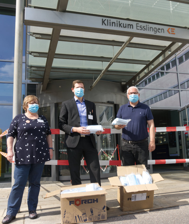 Übergabe-Sachspende-Gesichtsschutzmasken_Klinikum-Esslingen 