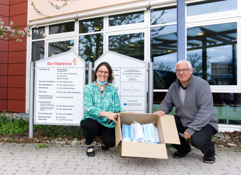 Übergabe-Sachspende-Gesichtsschutzmasken_Filderklinik 